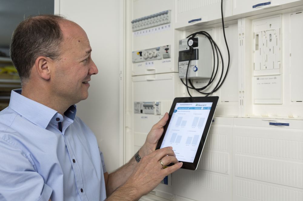 Olaf Klau bei der Auswertung von Energieverbrauchsdaten am Zählerschrank