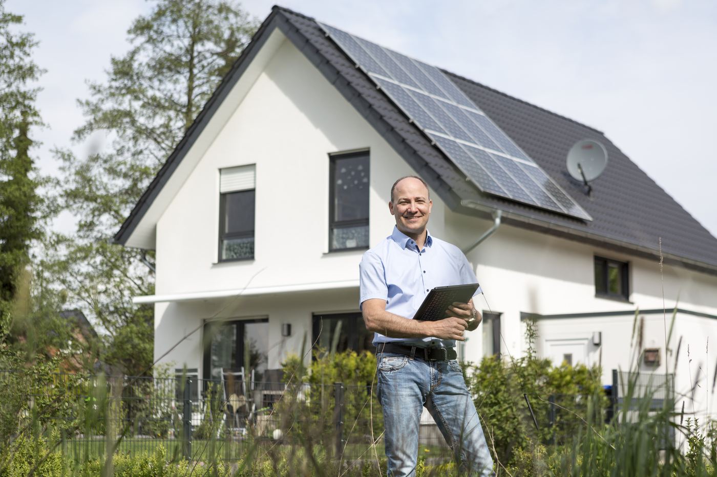 Olaf Klau, Energieeffizienz-Experte und Inhaber von Copexam, bei einer energetischen Einschätzung vor Ort
