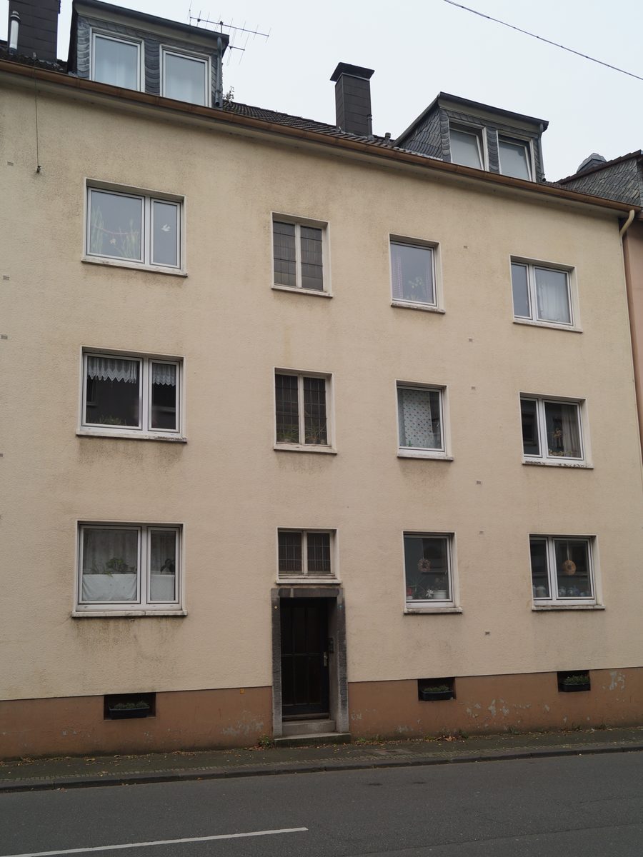 Straßenansicht eines Mehrfamilienhauses aus dem Baujahr 1956 vor der energetischen Sanierung